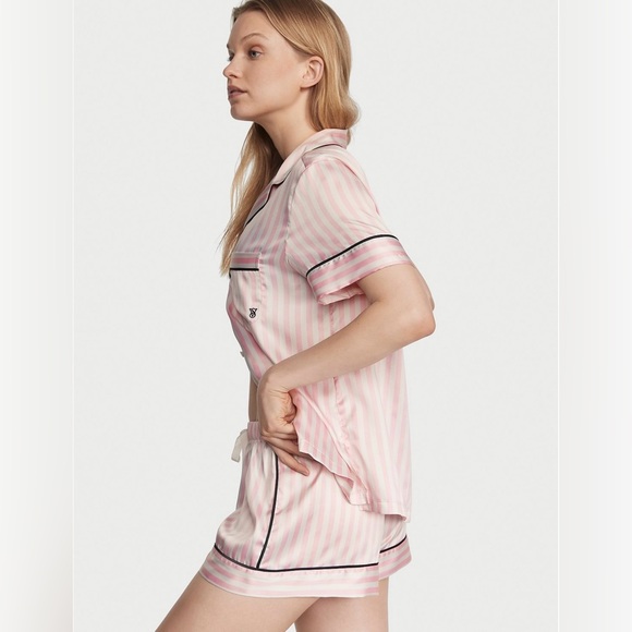 Victoria's Secret
Glazed Satin Short Pajama with logo - Picture 2 of 4